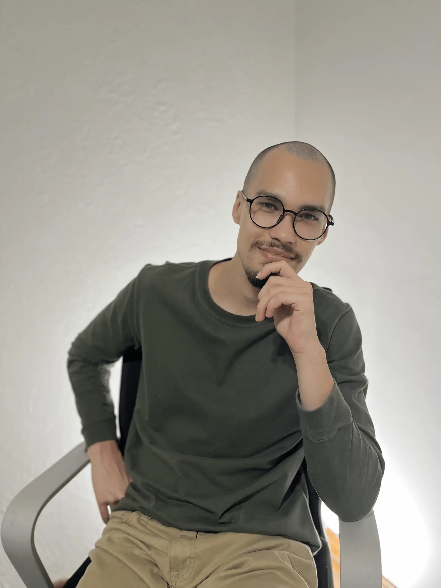 Foto profissional de Tiago Medeiros, psicólogo especializado em Psicologia Analítica e orientação profissional