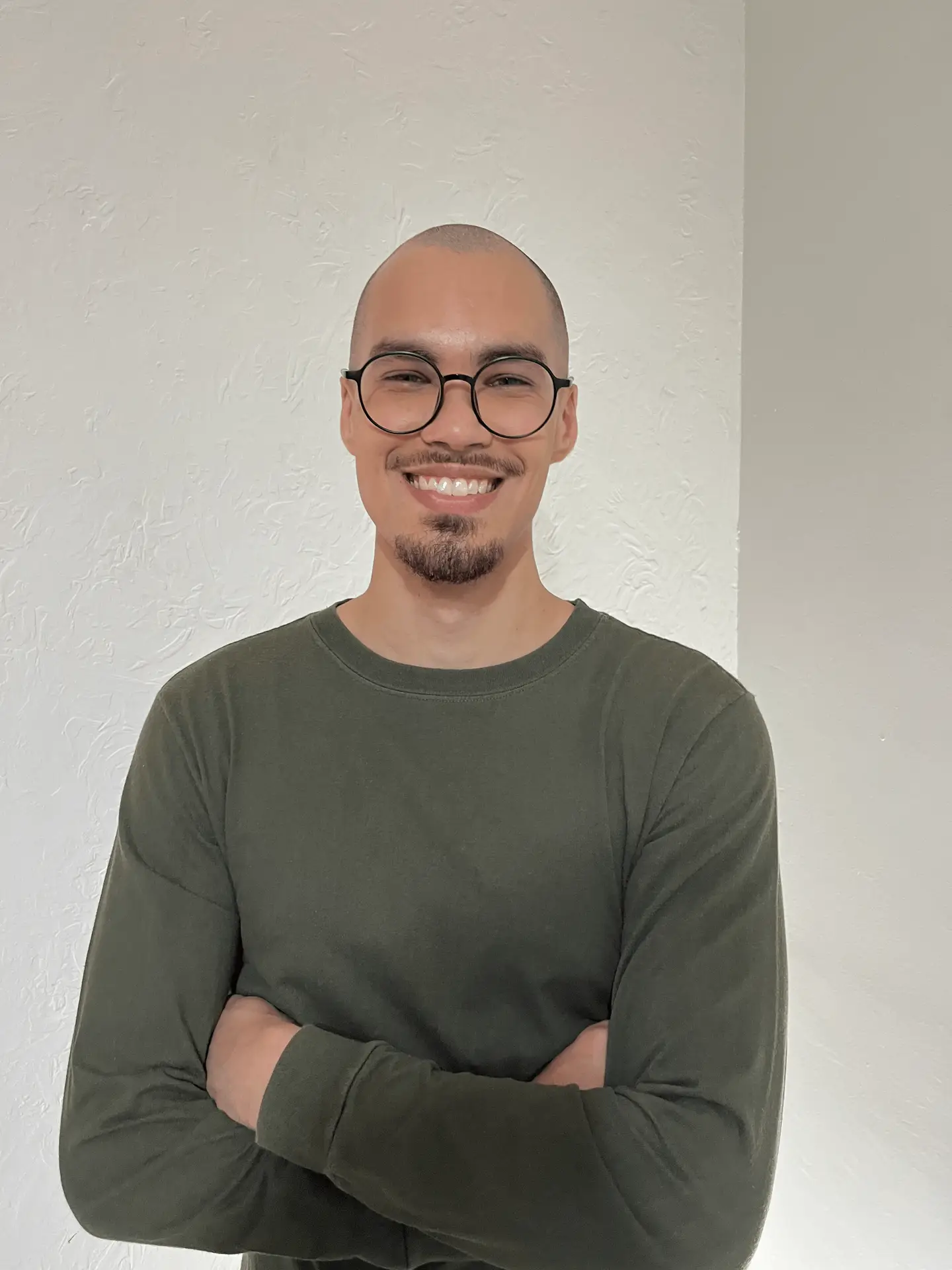 Foto profissional de Tiago Medeiros, psicólogo especializado em Psicologia Analítica e orientação profissional